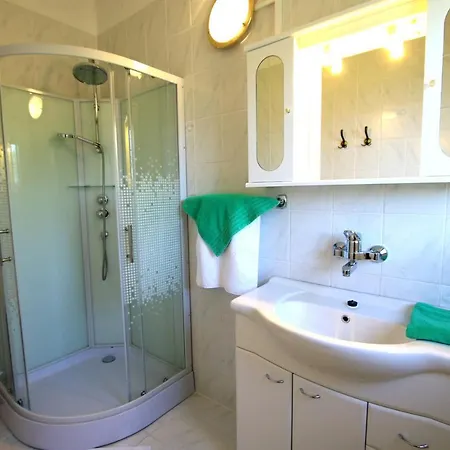 Appartement Family Friendly Seaside Pirovac, Sibenik - 13692 Pirovac